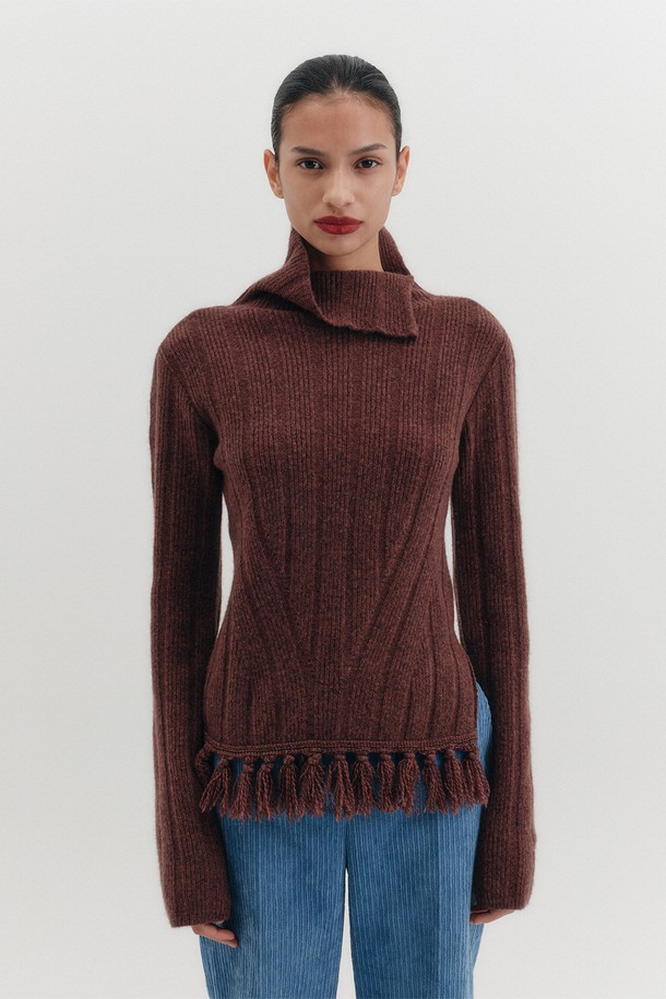 멜란지 브라운 컬러의 퍼넬 넥 니트 탑입니다. 알파카 블렌드 울 소재로 제작되어 부드러운 촉감을 선사하며, 가을과 겨울 시즌에 따뜻하게 착용할 수 있습니다. 슬림핏 디자인에 긴소매 기장으로, 미니멀하고 베이직한 스타일을 연출합니다. 넥 라인에 슬릿 디테일과 헴라인 프린지 디테일이 더해져 포인트를 주며, 데이트룩, 모임룩, 출근룩 등 다양한 TPO에 활용 가능합니다.
