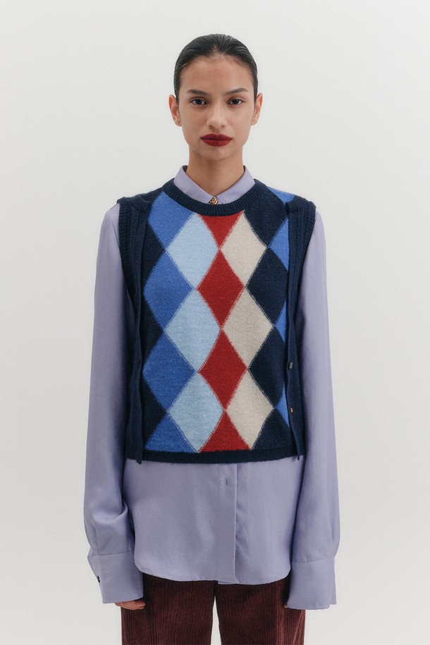 네이비 컬러의 아가일 라운드넥 니트 탑입니다. 가을과 겨울에 어울리는 두꺼운 두께감으로, 부드러운 촉감이 특징입니다. 클래식하고 베이직한 디자인으로, 데이트룩, 모임룩, 출근룩 등 다양한 TPO에 활용할 수 있습니다. 레귤러핏으로 제작되었으며, 사이드 버튼 디테일과 실루엣 조절이 가능하여 스타일리시한 연출이 가능합니다. 니트 가디건과 셋업으로도 활용하여 더욱 세련된 룩을 완성할 수 있습니다.
