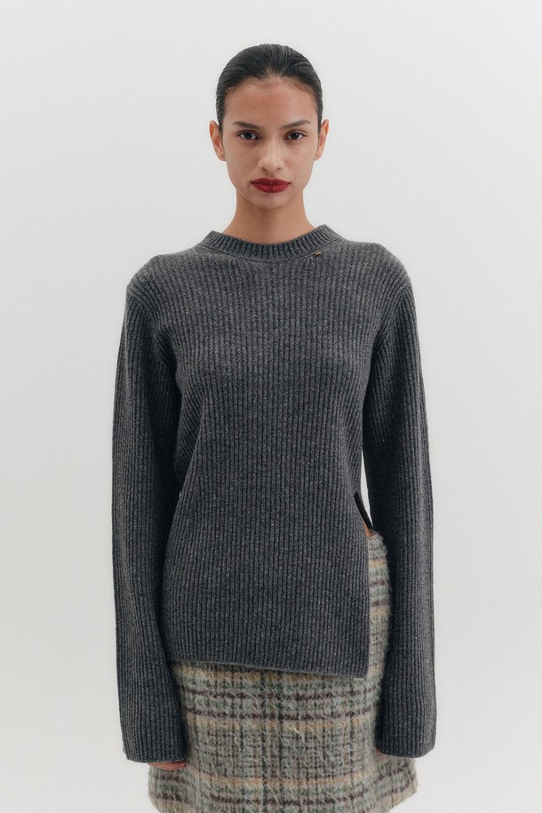 릴렉스 니트 탑 - 그레이는 가을, 겨울 시즌에 안성맞춤인 여성용 니트/스웨터입니다. 울 소재로 제작되어 부드러운 촉감을 선사하며, 두꺼운 두께감으로 따뜻하게 착용할 수 있습니다. 릴랙스 핏과 라운드넥 디자인으로 편안한 착용감을 제공하며, 클래식하고 미니멀한 스타일을 연출합니다. 긴 소매와 골지 패턴, 사이드 컷아웃 디테일이 특징이며, 출근룩으로 활용하기 좋습니다.
