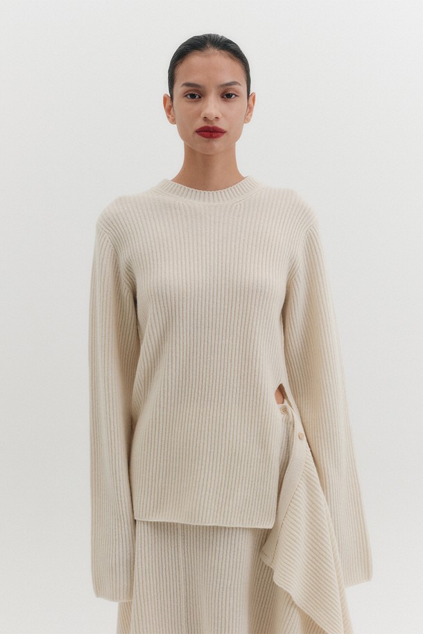 **릴렉스 니트 탑 - 아이보리**

**출근룩, 비즈니스 캐주얼, 모임룩**에 적합한 릴렉스 니트 탑입니다. **클래식, 미니멀, 시크** 스타일을 추구하는 분들께 추천합니다. 부드러운 아이보리 컬러가 어떤 하의와도 조화롭게 어울립니다. 편안한 착용감으로 하루 종일 쾌적하게 활동할 수 있습니다. 심플하면서도 세련된 디자인으로 다양한 TPO에 활용 가능합니다.
