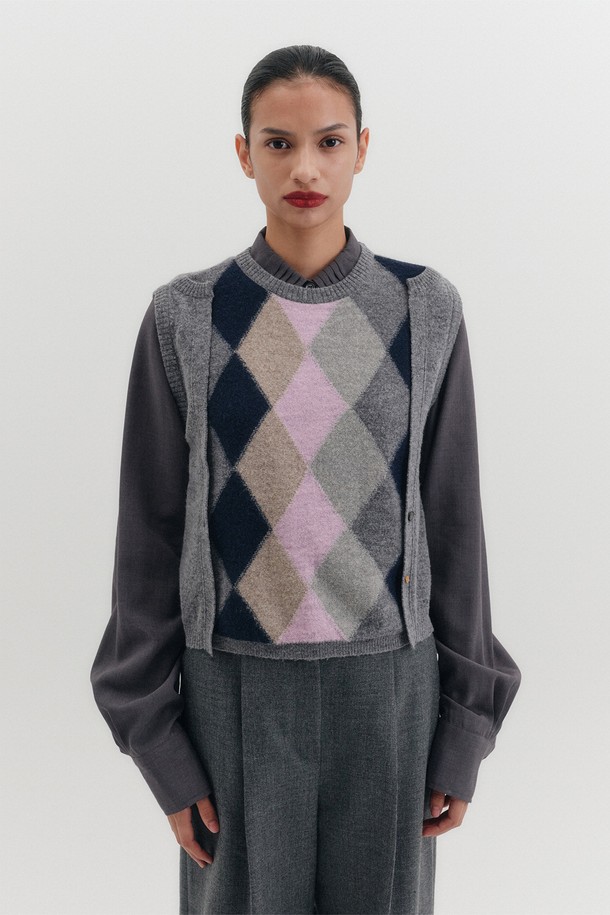 아가일 라운드넥 니트 탑 - 그레이는 여성스러운 실루엣을 연출하는 겨울 니트입니다. 클래식하고 베이직한 스타일로, 오피스룩, 모임룩, 데이트룩 등 다양한 TPO에 활용하기 좋습니다. 부드러운 촉감의 나일론, 아크릴, 울, 알파카 혼방 소재로 제작되어 포근함을 선사합니다. 레귤러핏에 긴소매, 라운드넥 디자인이며, 두꺼운 두께감과 아가일 패턴으로 포인트를 더했습니다. 사이드 버튼 디테일이 돋보이며, 그레이, 네이비, 핑크 세 가지 컬러로 만나보실 수 있습니다.
