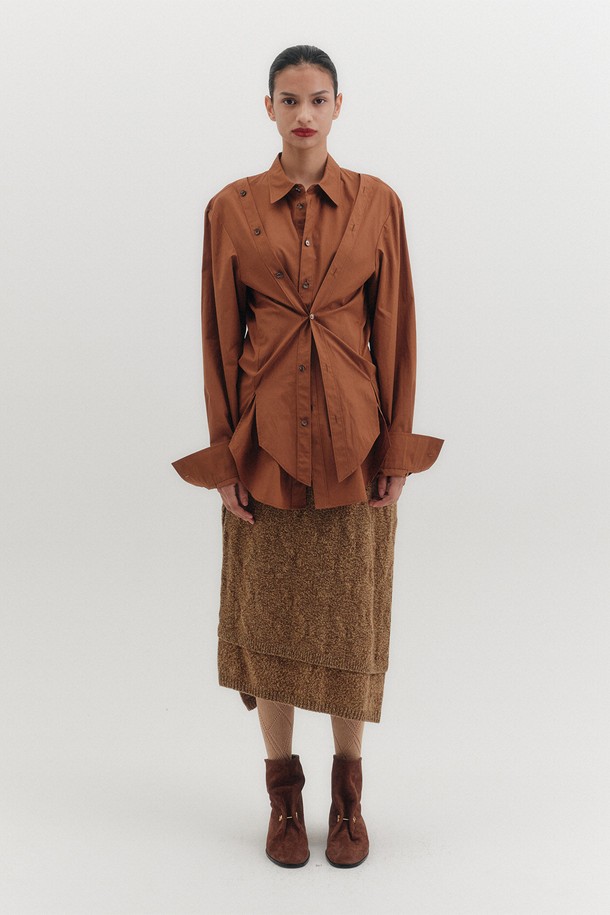 세련된 무드의 언밸런스 니트 스커트입니다. 부드러운 울 소재와 두꺼운 두께감으로 가을, 겨울 시즌 따뜻하게 착용할 수 있습니다. 카멜 컬러에 체크 패턴이 더해져 모던하면서도 클래식한 분위기를 연출하며, 사이드 컷아웃 디테일과 레이어드 배색 밑단이 유니크함을 더합니다. 데이트룩, 모임룩, 출근룩 등 다양한 TPO에 활용 가능하며, 셋업으로도 스타일링할 수 있습니다.
