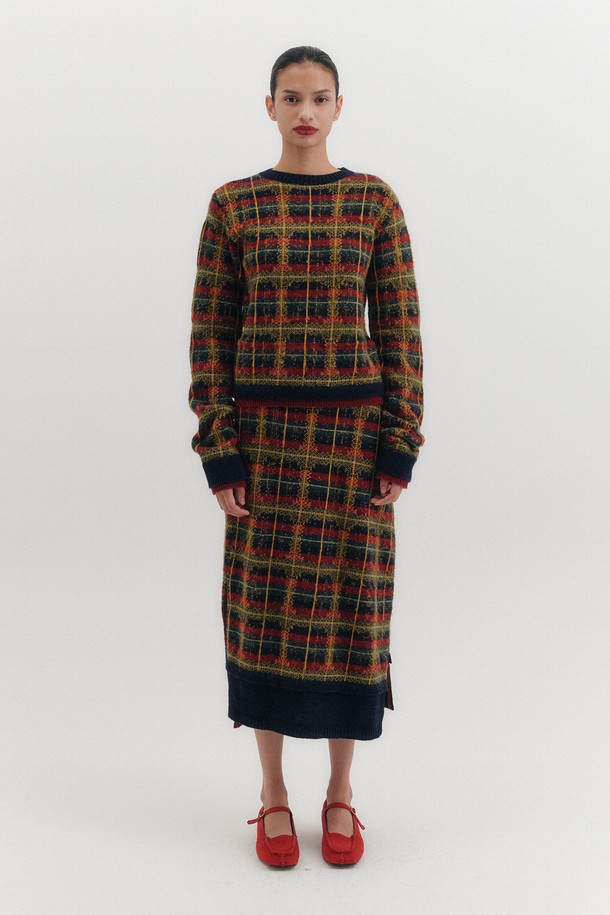 세련된 체크 패턴과 언밸런스 햄라인이 돋보이는 여성용 니트 스커트입니다. 부드러운 촉감의 울, 나일론, 메리노울 혼방 소재로 제작되어 가을, 겨울 시즌에 따뜻하게 착용할 수 있습니다. 레이어드 배색 밑단과 사이드 컷아웃 디테일이 유니크한 포인트를 더하며, 레귤러핏으로 편안한 착용감을 선사합니다. 클래식, 캐주얼, 미니멀 스타일을 모두 소화하며, 모임룩 및 출근룩으로 활용하기 좋습니다. 셋업으로도 연출 가능하여 다양한 스타일을 완성할 수 있습니다.
