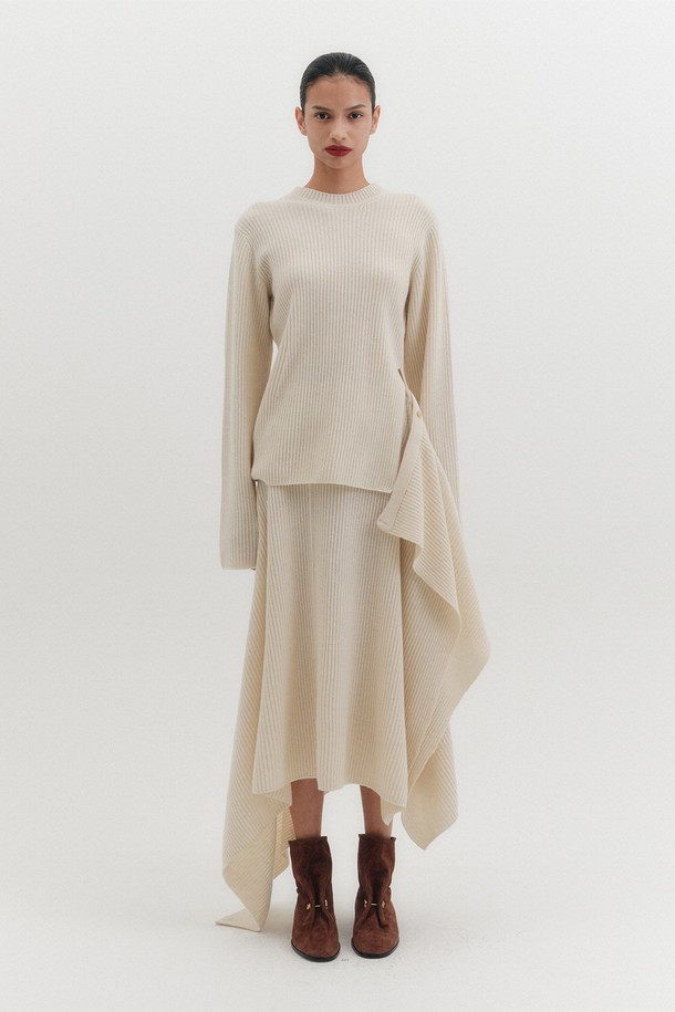 아이보리 컬러의 레이어드 니트 스커트입니다. 출근룩, 비즈니스 캐주얼, 모임룩 등 다양한 TPO에 활용하기 좋습니다. 클래식, 미니멀, 시크 스타일을 연출하기에 적합하며, 세련된 분위기를 더합니다. 부드러운 니트 소재로 제작되어 편안한 착용감을 선사합니다. 레이어드 디자인이 특징으로, 단독으로 또는 다른 상의와 함께 매치하여 다양한 스타일을 연출할 수 있습니다.
