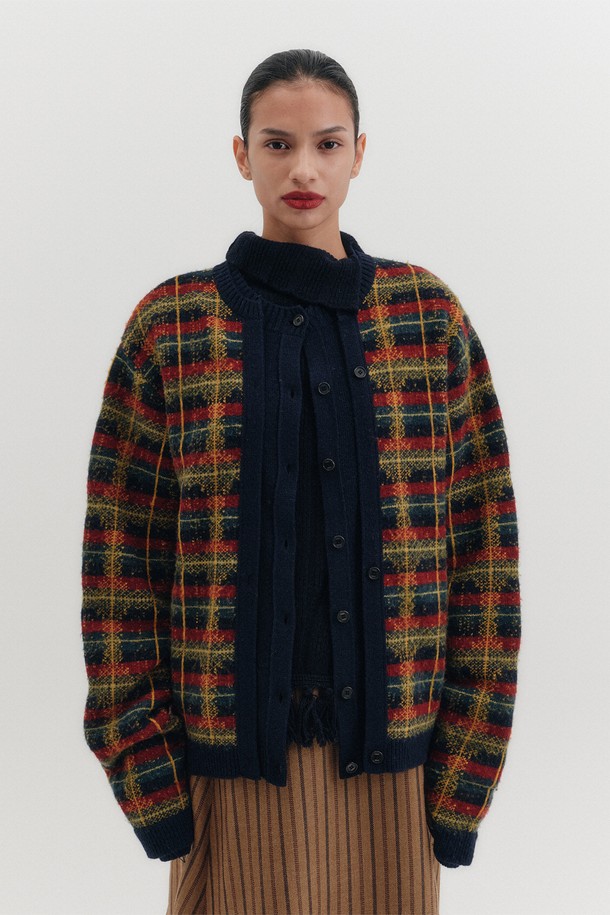 체크 니트 가디건 - 멀티는 클래식과 캐주얼 스타일을 모두 아우르는 여성용 아우터입니다. 울, 나일론, 메리노울 혼방 소재로 제작되어 부드러운 촉감과 두꺼운 두께감을 자랑하며, 가을과 겨울에 따뜻하게 착용하기 좋습니다. 멀티 컬러 체크 패턴과 크롭 기장, 더블 버튼 여밈, 루즈핏 디자인이 특징입니다. 배색 디테일과 레이어드 디자인으로 포인트를 더했으며, 셋업으로도 활용 가능합니다. 긴 소매 기장의 니트 가디건으로 다양한 룩에 활용해보세요.
