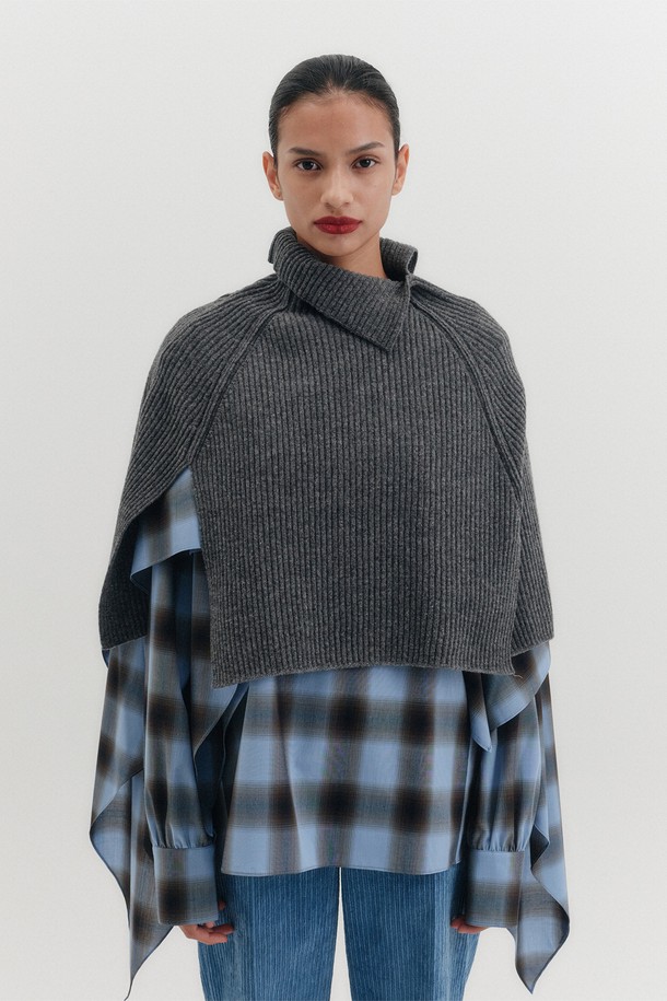 하이넥 니트 케이프 - 그레이는 모던하고 미니멀한 스타일을 연출하는 여성용 상의입니다. 부드러운 울 소재와 두꺼운 두께감으로 가을, 겨울 시즌에 따뜻하게 착용할 수 있습니다. 하이넥 디자인과 골지 패턴이 특징이며, 케이프 소매 기장과 레귤러핏으로 편안한 착용감을 선사합니다. 슬릿 디테일, 비대칭 컷아웃, 입체적 절개 디테일이 더해져 세련된 포인트를 더합니다. 일상에서 미니멀하고 클래식한 룩을 연출하기 좋습니다.
