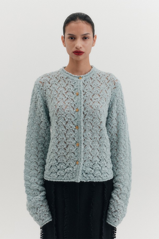 이탈리아 원단으로 제작된 크로셰 니트 가디건입니다. 부드러운 울 소재와 섬세한 레이스 패턴이 특징이며, 라운드 넥과 긴 소매 디자인으로 여성스러운 실루엣을 연출합니다. 얇은 두께감으로 봄, 가을에 활용하기 좋으며, 레귤러 핏으로 편안하게 착용할 수 있습니다. 전면 버튼 클로징 방식이며, 드라이클리닝 전용으로 관리해야 합니다. 데이트룩, 모임룩, 소개팅룩 등 다양한 TPO에 클래식, 로맨틱, 미니멀 스타일로 연출해 보세요.
