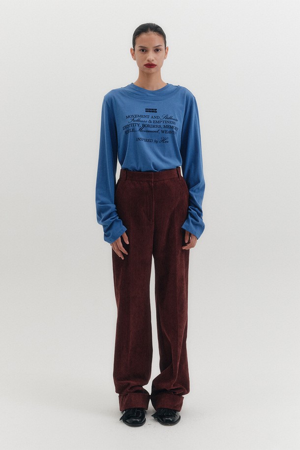 세련된 무드의 코듀로이 턴업 팬츠, 버건디 컬러를 소개합니다. 가을, 겨울 시즌에 어울리는 두꺼운 두께감의 스트레이트 핏 긴 바지로, 캐주얼과 클래식 스타일을 모두 아우릅니다. 탄탄한 촉감의 코듀로이, 폴리에스테르, 면, 모달, 폴리우레탄 혼방 소재로 제작되어 편안한 착용감을 선사합니다. 하이웨이스트 디자인에 턴업 디테일이 더해져 포인트를 주며, 드라이클리닝으로 관리하여 오랫동안 즐겨 입을 수 있습니다. 출근룩, 모임룩 등 다양한 TPO에 활용 가능하며, 베이직하고 미니멀한 스타일을 연출하기 좋습니다.
