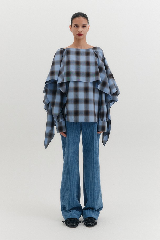 톤 다운된 블루 컬러와 턴업 디테일이 돋보이는 여성용 코듀로이 팬츠입니다. 가을, 겨울 시즌에 어울리는 두꺼운 두께감과 뻣뻣한 촉감으로 포근함을 더합니다. 베이직하면서도 캐주얼한 스타일로, 출근룩이나 모임룩 등 다양한 TPO에 활용 가능합니다. 하이웨이스트 핏에 스트레이트 레그 라인이 다리를 길어 보이게 해주며, 캐주얼, 클래식, 미니멀 스타일을 모두 소화합니다. 폴리에스테르, 면, 모달, 폴리우레탄 혼방 소재로 제작되어 편안한 착용감을 선사합니다.
