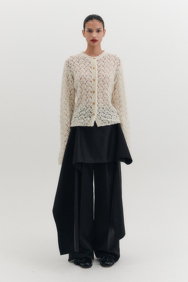 이탈리아 원단으로 제작된 레이어드 랩 팬츠 - 블랙입니다. 언밸런스 랩 디자인과 드레이프 실루엣이 세련된 무드를 연출하며, 분리 가능한 랩 형식으로 다양한 스타일을 소화할 수 있습니다. 얇고 부드러운 폴리에스테르 소재로 제작되어 사계절 내내 편안하게 착용 가능합니다. 와이드 핏과 루즈핏으로 활동성을 높였으며, 미니멀하고 시크한 스타일을 선호하는 여성분들께 추천합니다. 오피스룩, 모임룩, 데이트룩 등 TPO에 구애받지 않고 폭넓게 활용할 수 있습니다.
