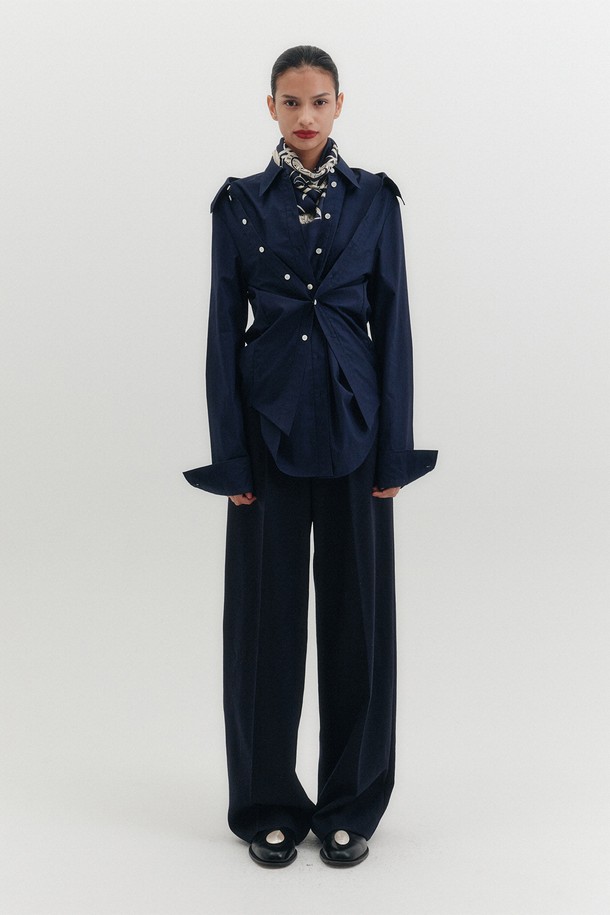 핀턱 릴렉스 팬츠 - 블랙은 여성들을 위한 클래식 스타일의 핀턱 팬츠입니다. 세미 와이드 실루엣과 릴랙스 핏으로 편안하면서도 세련된 핏을 연출하며, 울과 폴리우레탄 혼방 소재로 제작되어 사계절 내내 활용 가능합니다. 히든 후크 여밈과 핀턱 디테일이 돋보이며, 구조적인 볼륨감으로 더욱 매력적인 디자인을 선사합니다. 오피스룩, 출근룩, 모임룩 등 다양한 TPO에 활용하여 미니멀하고 시크한 스타일을 완성해보세요.
