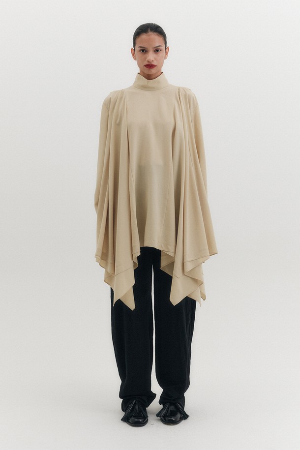 세련된 무드의 듀얼 포켓 팬츠 - 블랙입니다. 미니멀하고 시크한 스타일로, 일상에서 폭넓게 활용하기 좋습니다. 부드러운 나일론 소재와 얇은 두께감으로 편안한 착용감을 선사하며, 루즈핏 와이드 실루엣이 멋스러운 핏을 연출합니다. 사이드 플랩 포켓과 밑단 버튼 여밈 디테일, 은은한 광택감으로 포인트를 더했으며, 밑단 조절을 통해 다양한 스타일을 연출할 수 있습니다.
