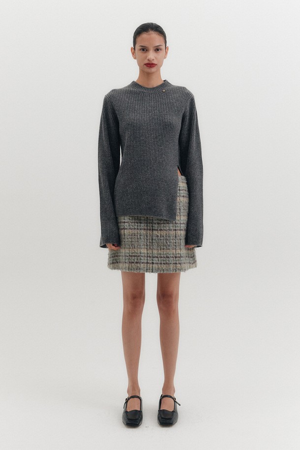 세련된 무드의 미니 체크 스커트입니다. 울 100%의 부드러운 촉감과 두께감으로 가을, 겨울 시즌에 따뜻하게 착용할 수 있습니다. 이탈리아 소재와 A라인 핏, 베이직하고 클래식한 스타일의 체크 패턴이 특징입니다. 오피스룩, 모임룩, 데이트룩 등 다양한 TPO에 활용 가능하며, 미니멀한 스타일을 연출하기 좋습니다. 드라이클리닝으로 관리하여 오랫동안 즐겨 입으세요.
