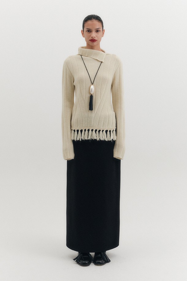 스트레이트 클래식 롱 스커트 - 블랙은 울과 캐시미어 혼방 소재로 제작되어 부드러운 촉감을 선사합니다. 사계절 내내 활용 가능한 중간 두께감으로, H라인과 스트레이트 핏이 조화롭게 어우러져 클래식한 실루엣을 연출합니다. 무지 디자인에 백 슬릿 디테일과 웰트 포켓을 더해 실용성을 높였으며, 오피스룩, 출근룩, 모임룩 등 다양한 TPO에 활용 가능합니다. 미니멀하고 시크한 스타일을 선호하는 여성분들께 추천하는 아이템입니다.
