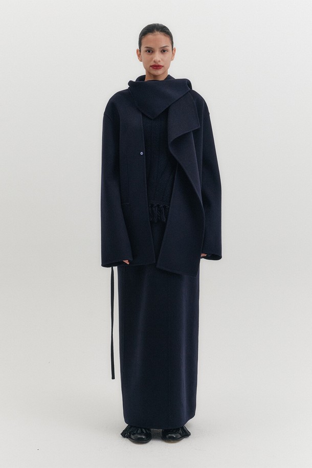 네이비 컬러의 스트레이트 클래식 롱 스커트입니다. 울과 캐시미어 혼방 소재로 제작되어 부드러운 촉감과 두꺼운 두께감으로 따뜻하게 착용할 수 있습니다. H라인과 스트레이트 핏으로 클래식한 스타일을 연출하며, 롱 기장과 무지 디자인이 특징입니다. 뒷부분 백 슬릿 및 웰트 포켓 디테일이 있으며, 자켓과 셋업으로 시크하고 미니멀한 오피스룩, 출근룩, 모임룩을 완성할 수 있습니다. 가을, 겨울 시즌에 어울리는 아이템입니다.
