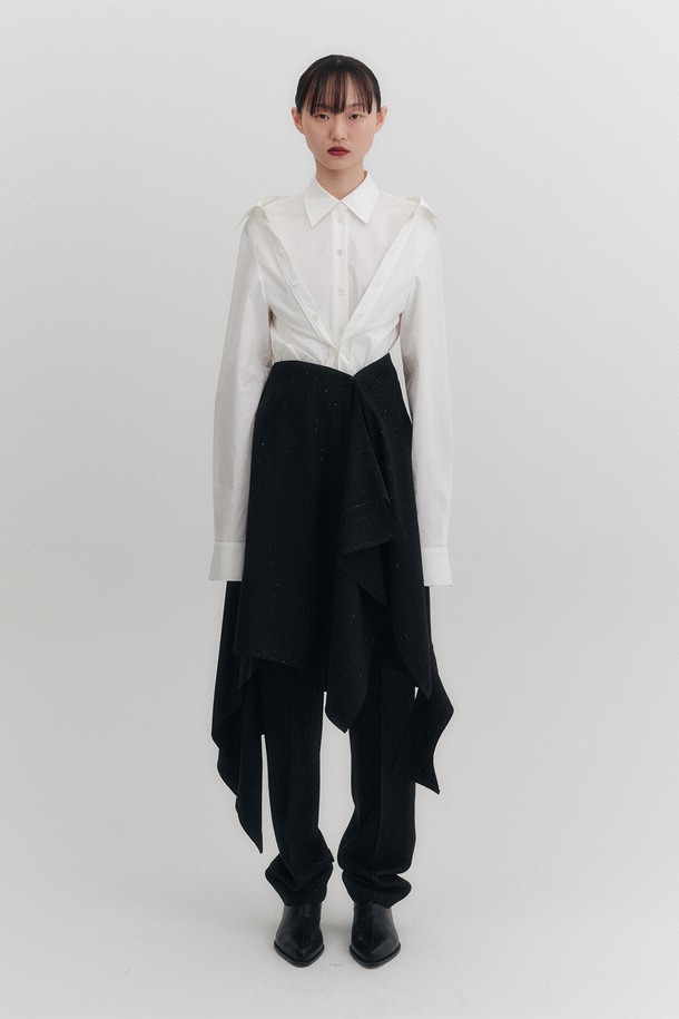 세련된 무드의 언밸런스 미디 스커트입니다. 부드러운 촉감의 비스코스, 라마, 나일론, 폴리에틸렌 혼방 소재로 제작되어 편안한 착용감을 선사합니다. 드레이프 디테일과 언밸런스 헴라인이 특징이며, 사이드 버튼 클로징으로 세련된 포인트를 더했습니다. 모던하고 미니멀한 스타일로 데이트룩, 모임룩, 소개팅룩 등 다양한 TPO에 활용 가능합니다. 루즈핏으로 편안하게 떨어지는 핏감을 즐길 수 있으며, 사계절 내내 활용 가능한 활용도 높은 아이템입니다.
