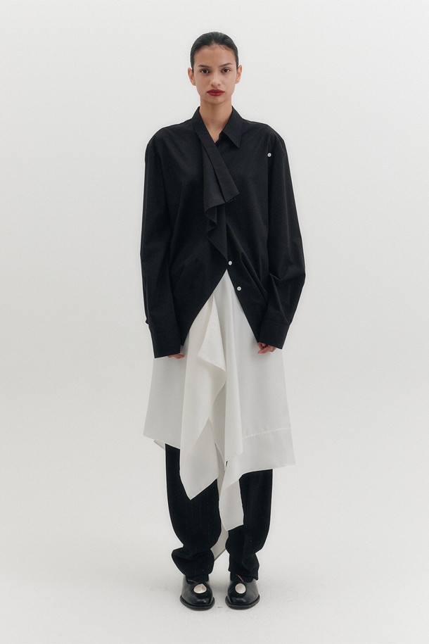 모던하고 미니멀한 무드의 언밸런스 미디 스커트입니다. 화이트 컬러의 폴리에스테르 소재로 제작되어 봄, 여름 시즌에 시원하게 착용하기 좋습니다. 케이프 실루엣 디자인과 헴라인 언밸런스 디테일이 특징이며, 사이드 버튼 클로징으로 편안하게 착용할 수 있습니다. 데이트룩, 모임룩 등 다양한 TPO에 활용 가능하며, 미니멀, 클래식, 시크 스타일을 연출하기 좋습니다.
