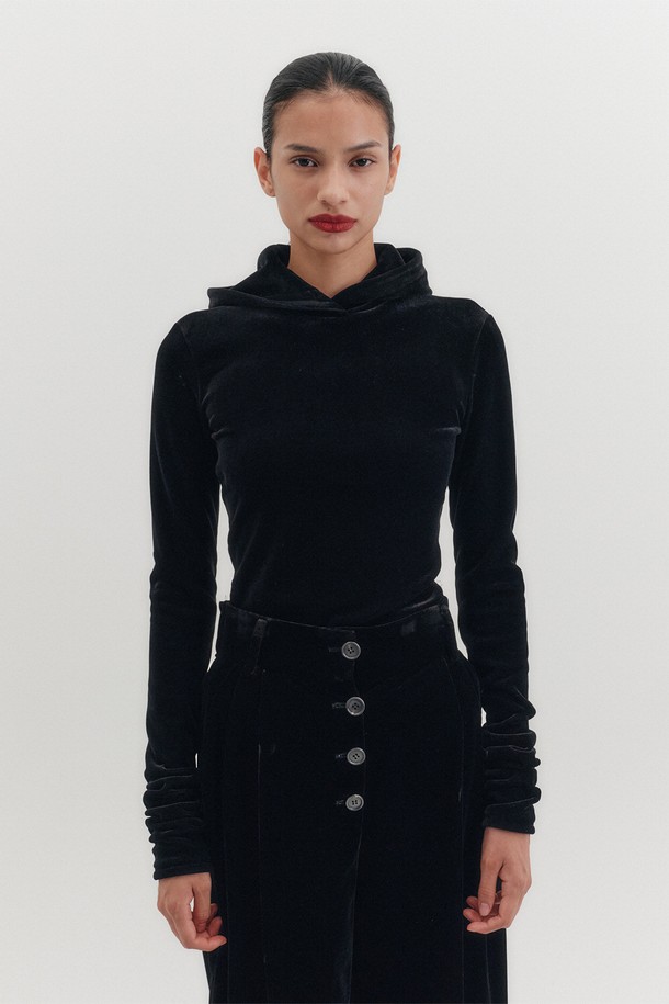 부드러운 벨벳 소재의 여성 후디 롱 슬리브 티셔츠입니다. 미니멀하고 베이직한 스타일로, 가을과 겨울에 따뜻하게 착용하기 좋습니다. 슬림핏 디자인으로, 레이어드 스타일링에도 활용할 수 있습니다. 출근룩이나 모임룩 등 다양한 TPO에 맞춰 클래식하고 캐주얼하게 연출해보세요. 무지 패턴의 블랙 컬러로 어떤 옷에도 쉽게 매치할 수 있습니다.
