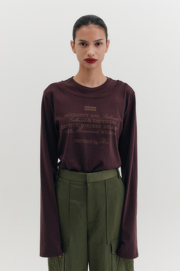 EENK 로고 레터링이 돋보이는 레이어드 프린팅 티셔츠입니다. 부드러운 면 소재로 제작되어 편안한 착용감을 선사하며, 봄, 가을 시즌에 활용하기 좋습니다. 넉넉한 루즈핏과 라운드넥 디자인으로 미니멀하고 베이직한 스타일을 연출합니다. 긴 소매 기장과 브라운 컬러, 레이어드 디자인이 어우러져 세련된 느낌을 더합니다. 데이트룩, 출근룩 등 다양한 TPO에 맞춰 미니멀, 클래식, 캐주얼 스타일을 완성해보세요.
