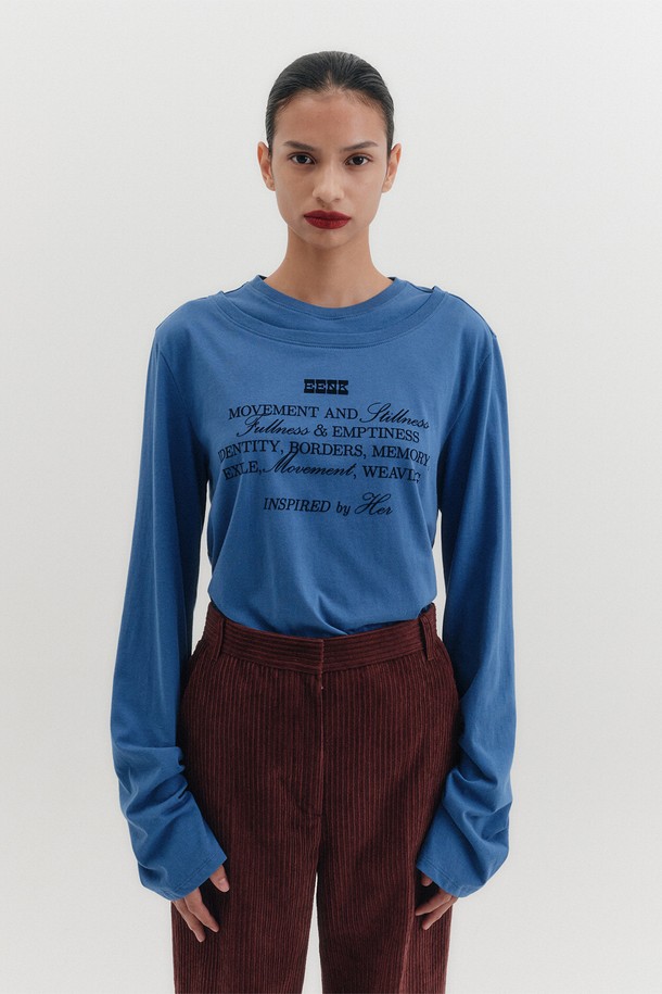 EENK(이엔크) 로고가 돋보이는 레이어드 프린팅 티셔츠입니다. 부드러운 면 소재로 제작되어 편안한 착용감을 선사하며, 루즈핏 디자인으로 캐주얼하고 미니멀한 스타일을 연출합니다. 라운드넥과 긴소매 디자인으로 봄, 가을철 산책룩에 활용하기 좋습니다. 블루 컬러의 티셔츠는 다양한 하의와 매치하여 베이직하면서도 개성 있는 스타일을 완성할 수 있습니다. 레이어드 디자인이 밋밋함을 덜어주어 단품으로도 멋스럽게 연출할 수 있습니다.
