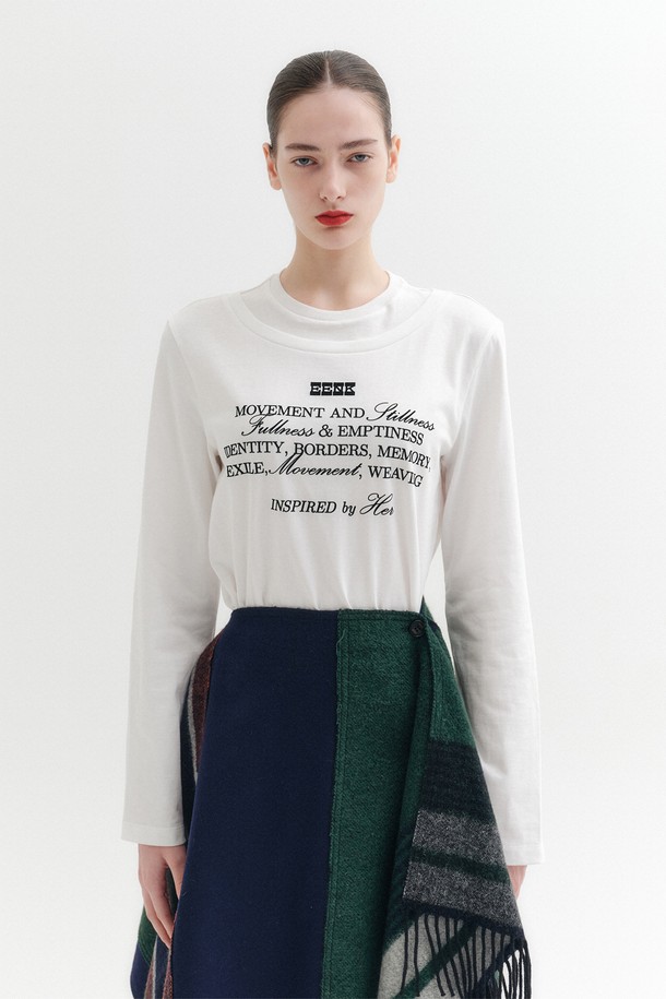 EENK(이엔케이) 로고가 돋보이는 레이어드 프린팅 티셔츠입니다. 부드러운 면 소재로 제작되어 편안한 착용감을 선사하며, 봄, 여름, 가을 시즌에 활용하기 좋습니다. 루즈핏으로 활동성을 높였으며, 라운드넥과 레이어드 디자인이 특징입니다. 미니멀하고 베이직한 스타일로 다양한 룩에 매치하기 용이하며, 긴 소매 기장으로 간절기에도 활용 가능합니다.
