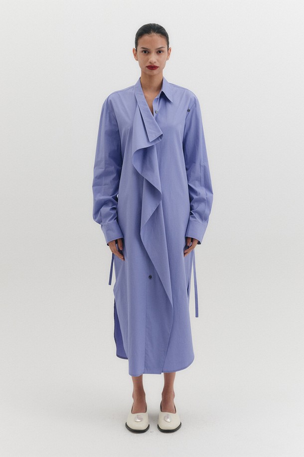 라벤더 컬러의 레이어드 롱 드레스입니다. 봄, 여름 시즌에 어울리는 얇고 부드러운 면 소재로 제작되어 편안한 착용감을 선사합니다. 루즈핏으로 체형 커버에 용이하며, 칼라 넥과 긴 소매가 우아한 분위기를 더합니다. 드레이프 러플 디테일과 사이드 슬릿, 벨트 디테일로 포인트를 주어 미니멀하면서도 세련된 스타일을 연출합니다. 데일리룩, 일상복으로 활용하기 좋으며, 멀티웨이 스타일링이 가능하여 다양한 무드로 연출할 수 있습니다.
