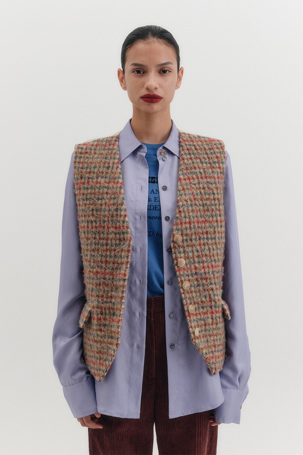 세련된 무드의 벨티드 테일러드 베스트입니다. 울, 레이온, 폴리에스테르 혼방 소재로 제작되어 봄, 가을 시즌에 적합하며, 중간 두께감과 조직감 있는 촉감이 특징입니다. 클래식한 테일러드 네크라인과 민소매 디자인으로, 여성스러운 실루엣을 연출합니다. 멀티 컬러 체크 패턴과 페이크 플랩 포켓 디테일이 돋보이며, 스탠다드 핏으로 다양한 스타일과 레이어드하기 좋습니다. 오피스룩, 모임룩, 비즈니스 캐주얼 등 TPO에 맞춰 클래식, 미니멀, 시크한 무드를 연출해보세요.
