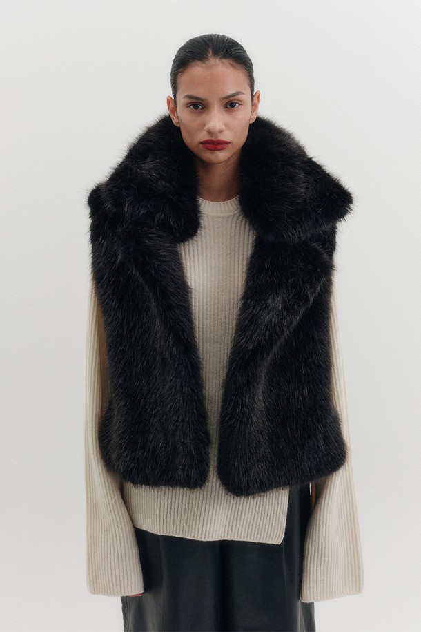 세련된 무드의 하이넥 퍼 베스트입니다. 부드러운 촉감의 블랙 컬러 페이크 퍼 소재로 제작되어, 가을과 겨울에 따뜻하게 착용할 수 있습니다. 미니멀하고 엘레강스한 스타일을 연출하며, 히든 후크 여밈 방식과 레귤러 핏으로 깔끔한 실루엣을 선사합니다. 크롭 기장과 민소매 디자인으로 다양한 스타일링에 활용하기 좋으며, 데이트룩, 모임룩, 연말 모임룩 등 TPO에 맞춰 클래식, 미니멀, 시크한 무드를 연출해보세요.
