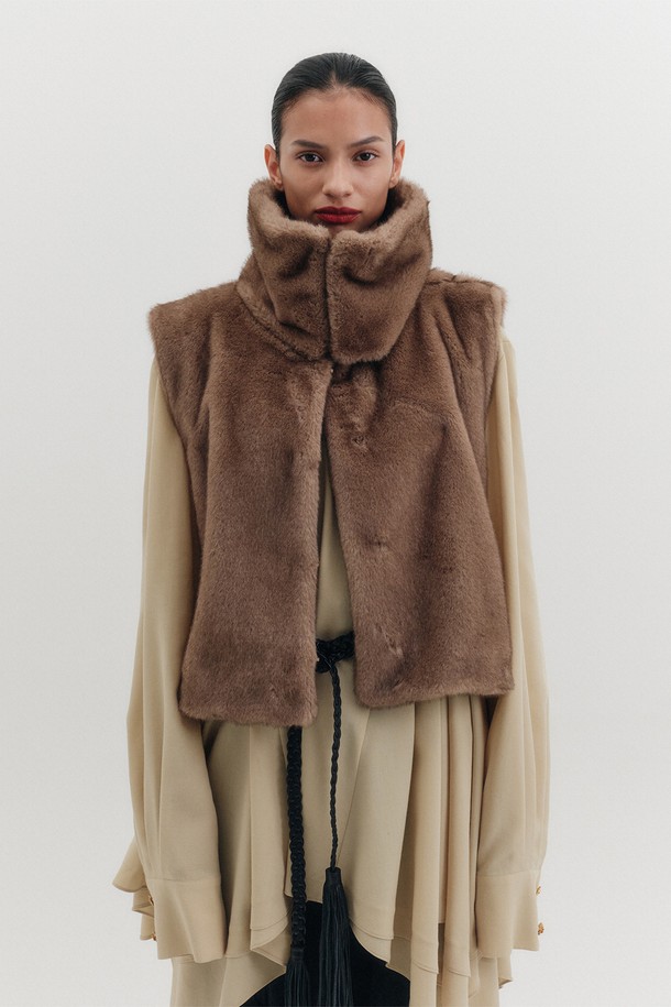 세련된 무드를 연출하는 하이넥 퍼 베스트 - 브라운입니다. 부드러운 촉감의 페이크 퍼 소재로 제작되어 포근하고 따뜻한 착용감을 선사합니다. 하이넥 디자인과 히든 후크 여밈 방식, 레귤러핏으로 클래식하면서도 엘레강스한 스타일을 완성합니다. 가을, 겨울 시즌에 모임룩, 데이트룩, 연말 모임룩 등 다양한 TPO에 활용 가능한 머스트 해브 아이템입니다. 미니멀하고 세련된 스타일을 즐기는 여성분들께 추천합니다.
