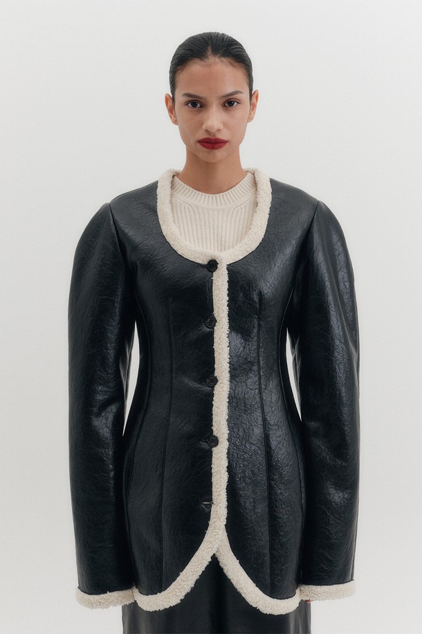 아워글래스 무스탕 재킷 - 블랙은 가을과 겨울, 당신의 스타일을 완성해 줄 아우터입니다. 모던하고 엘레강스한 무드의 이 재킷은 블랙 컬러에 무지 디자인으로 어떤 옷에도 쉽게 매치할 수 있습니다. 허리라인을 강조하는 아워글래스 핏과 논카라 디자인, 배색 퍼 트리밍, 돌먼 슬리브 디테일이 특징이며, 부드러운 촉감의 퍼 안감으로 따뜻함까지 더했습니다. 데이트룩, 모임룩, 연말 모임룩 등 다양한 TPO에 활용 가능하며 클래식, 미니멀, 시크 스타일을 즐기는 여성에게 추천합니다. 버튼 여밈 방식과 긴 소매 기장, 두꺼운 두께감으로 고급스러운 분위기를 연출합니다.
