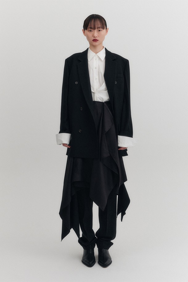 "트랜스포머블 더블 브레스티드 블레이저 - 블랙"은 여성스러운 라인을 강조하는 오버핏의 롱 기장 블레이저입니다. 봄, 가을 시즌에 적합하며, 모던하면서도 클래식한 스타일을 연출합니다. 탈부착 가능한 스커트와 언밸런스 기장, 안감 레이어드 디테일이 특징이며, 뻣뻣한 촉감의 울, 폴리에스테르 혼방 소재로 제작되었습니다. 더블 버튼 여밈 방식으로 시크하고 미니멀한 오피스룩, 출근룩, 모임룩을 완성할 수 있습니다.
