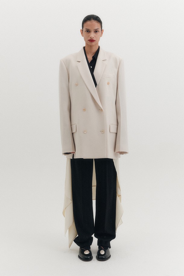 아이보리 컬러의 트랜스포머블 더블 브레스티드 블레이저입니다. 여성용으로, 봄, 가을에 착용하기 좋은 얇은 두께감의 울 소재 블레이저입니다. 모던하고 클래식한 스타일을 연출하며, 오버핏의 디자인과 탈부착 가능한 스커트, 언밸런스한 기장감의 안감 레이어드가 특징입니다. 더블 버튼 여밈 방식과 긴 소매 기장으로 시크하고 미니멀한 느낌을 살렸습니다. 오피스룩, 비즈니스 캐주얼, 모임룩 등 다양한 TPO에 활용 가능합니다.
