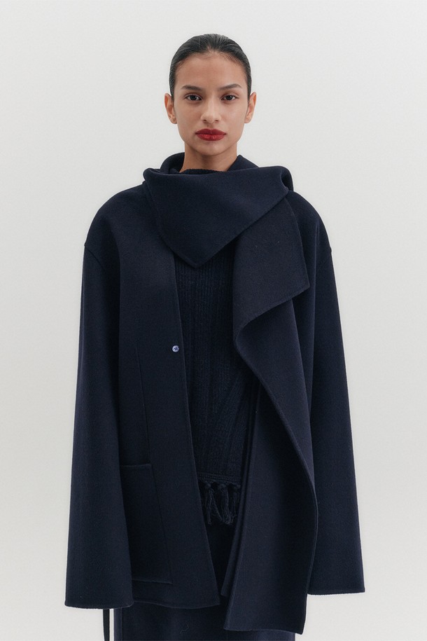 네이비 컬러의 핸드메이드 숄 카라 코트입니다. 출근룩, 비즈니스 캐주얼, 모임룩에 모두 잘 어울리는 제품입니다. 클래식하고 미니멀한 디자인과 시크한 스타일을 연출하기에 좋습니다. 섬세한 수작업으로 완성되어 높은 퀄리티를 자랑하며, 네이비 색상은 세련된 분위기를 더합니다. 숄 카라 디자인은 우아함을 강조하며, 다양한 룩에 포인트 아이템으로 활용하기 좋습니다.
