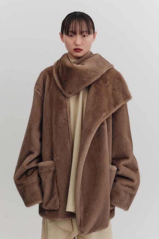 **숄카라 퍼 재킷 - 브라운**

부드러운 촉감의 페이크 퍼 소재로 제작된 여성용 숄카라 퍼 재킷입니다. 넉넉한 오버핏에 숄카라 디자인으로 엘레강스하고 클래식한 분위기를 연출합니다. 가을과 겨울에 걸쳐 따뜻하게 착용할 수 있으며, 두꺼운 두께감으로 보온성을 높였습니다. 무지 패턴에 앞면 패치 포켓으로 실용성을 더했으며, 머플러 스타일로도 연출 가능합니다. 모임룩, 데이트룩, 연말 모임룩 등 다양한 TPO에 클래식, 미니멀, 시크 스타일로 코디하기 좋습니다.
