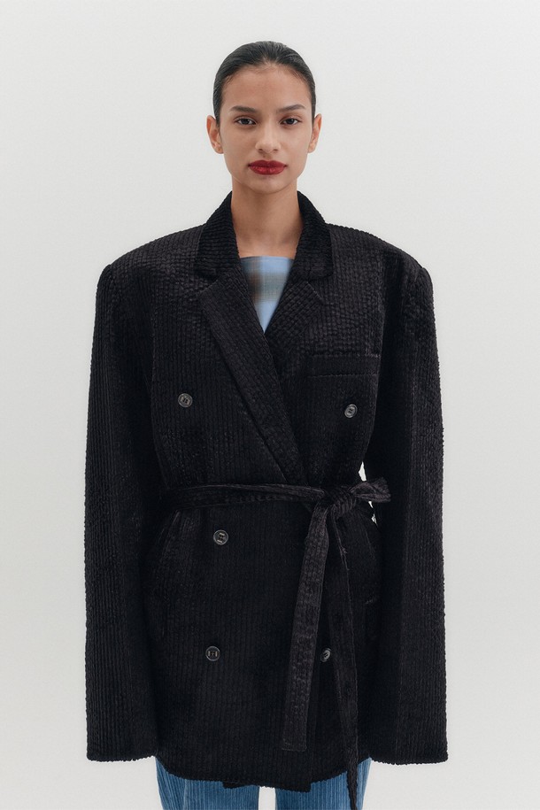 세련된 무드의 벨티드 더블 브레스티드 블레이저입니다. 여성 의류로, 블랙 컬러의 무지 디자인이 특징입니다. 봄, 가을에 어울리는 두꺼운 두께감의 긴 소매 블레이저로, 오버핏으로 제작되어 편안한 착용감을 선사합니다. 레이온, 코듀로이, 면 혼방 소재로 제작되었으며, 더블버튼 여밈과 벨티드, 크로스 여밈 디테일이 돋보입니다. 오피스룩, 비즈니스 캐주얼, 모임룩 등 다양한 TPO에 활용 가능한 클래식, 미니멀, 시크 스타일의 아우터입니다. 안감은 폴리에스테르로 마감되었습니다.
