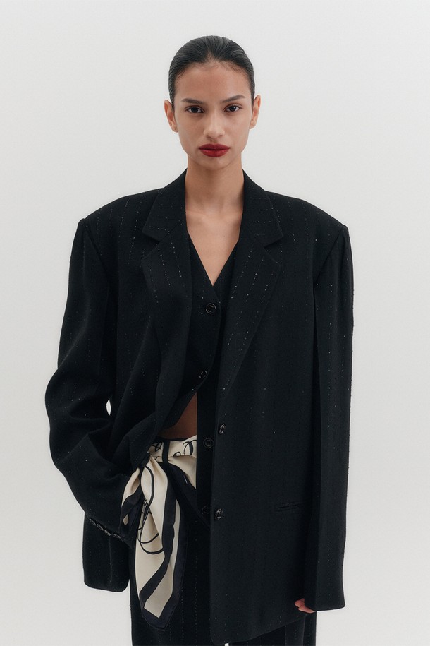 세련된 무드를 연출하는 베스트 레이어드 싱글 블레이저 - 블랙입니다. 미니멀하고 클래식한 디자인으로, 비스코스, 라마, 폴리아미드, 폴리에틸렌 혼방 소재로 제작되어 은은한 펄감이 고급스러운 분위기를 자아냅니다. 봄, 가을 시즌에 적합하며, 스탠다드 핏과 긴 소매 기장, 싱글 버튼 여밈, 웰트 포켓 디테일이 특징입니다. 오피스룩, 출근룩, 모임룩 등 다양한 TPO에 활용 가능하며, 시크하고 세련된 스타일을 완성해 보세요.
