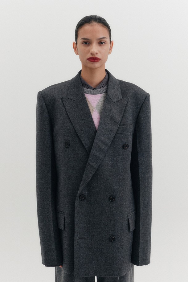 세련된 무드를 연출하는 여성 더블 브레스티드 블레이저입니다. 울과 폴리우레탄 혼방 소재로 제작되어 봄, 가을 시즌에 적합하며, 두꺼운 두께감으로 따뜻하게 착용할 수 있습니다. 클래식하고 미니멀한 디자인에 오버핏으로 편안함을 더했으며, 노치드 라펠 칼라, 숄더 패드, 사이드 플랩 포켓 디테일이 돋보입니다. 오피스룩, 출근룩, 모임룩 등 다양한 TPO에 활용 가능하며, 어떤 스타일에도 시크하게 매치할 수 있는 그레이 컬러입니다. 더블 버튼 여밈 방식의 긴소매 블레이저로, 당신의 스타일을 한층 업그레이드해 보세요.

