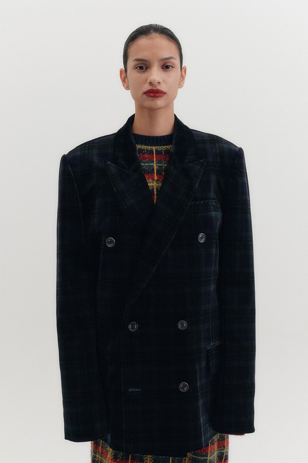 네이비 체크 패턴의 더블 브레스티드 블레이저입니다. 면과 폴리에스테르 혼방 소재로 제작되어 부드러운 촉감과 중간 두께감으로 봄, 가을 시즌에 적합합니다. 클래식하고 모던한 스타일을 연출하며, 오버핏으로 편안한 착용감을 선사합니다. 노치드 라펠 칼라, 숄더 패드, 사이드 플랩 포켓, 벨벳 텍스처, 이탈리아 원단 사용 등 섬세한 디테일이 돋보입니다. 오피스룩, 비즈니스 캐주얼, 출근룩 등 다양한 TPO에 활용할 수 있는 시크한 블레이저입니다.
