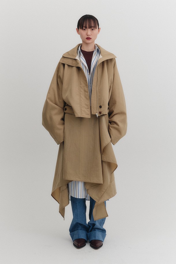 세련된 무드의 여성용 "트랜스포머블 점퍼 - 카멜"을 소개합니다. 봄, 가을에 어울리는 이 점퍼는 미니멀하고 모던한 스타일을 추구하는 여성들을 위해 디자인되었습니다. 롱 기장의 오버핏 실루엣과 하이넥 디자인이 시크한 매력을 더하며, 버튼 여밈 방식으로 간편하게 착용할 수 있습니다. 특히, 트랜스포머블 디자인으로 버튼 분리 및 스커트 변형이 가능하며 언밸런스 밑단으로 유니크함을 더했습니다. 출근룩과 모임룩 모두에 활용 가능하며, 나일론 소재와 폴리에스터 안감으로 편안한 착용감을 선사합니다.
