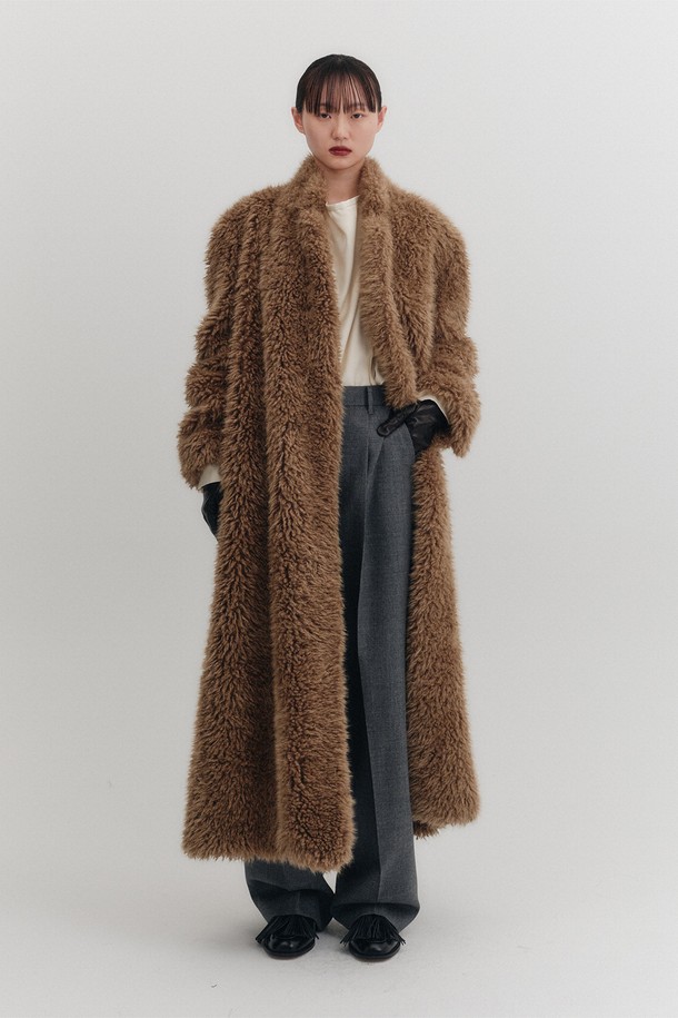 따뜻하고 포근한 분위기를 연출하는 오버사이즈 퍼 롱 코트 - 카멜입니다. 부드러운 촉감의 페이크 퍼 소재와 롱 기장으로, 클래식하면서도 엘레강스한 스타일을 완성합니다. 넉넉한 오버핏 디자인으로 편안한 착용감을 선사하며, 데이트룩, 모임룩, 연말 모임룩 등 다양한 TPO에 활용 가능합니다. 미니멀, 시크 스타일을 즐기는 여성분들께 추천하는 겨울철 필수 아이템입니다. 폴리에스테르, 울, 면 혼방 소재로 제작되어 보온성을 높였습니다. 
