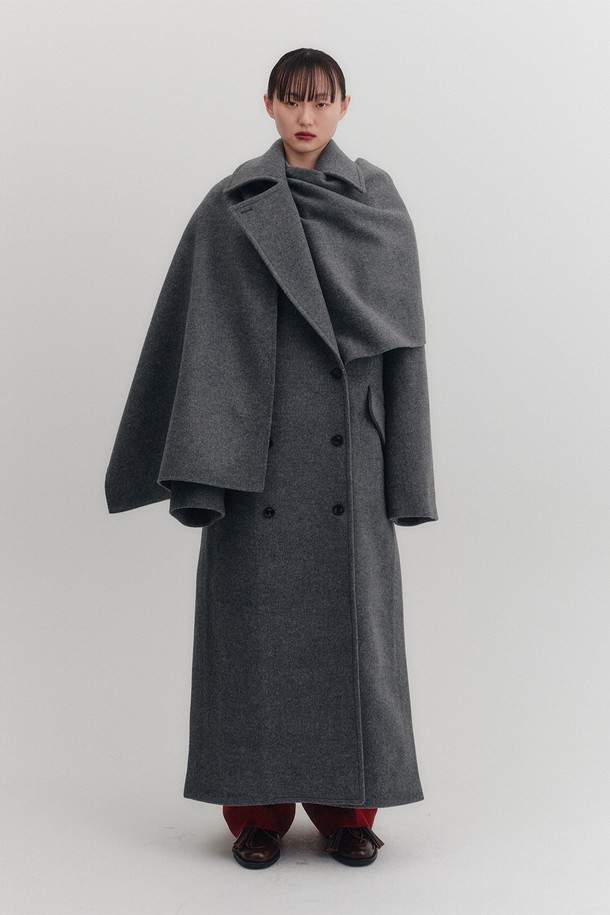 세련된 스타일을 완성하는 머플러 더블 롱 코트 - 그레이입니다. 울, 나일론, 폴리에스테르 혼방 소재로 제작되어 부드러운 촉감과 뛰어난 보온성을 자랑합니다. 클래식과 미니멀 무드를 동시에 느낄 수 있으며, 오피스룩, 출근룩, 모임룩 등 다양한 TPO에 활용 가능합니다. 롱 기장의 오버핏 디자인과 탈부착 머플러, 와이드 넥카라가 돋보이며, 더블 버튼 여밈으로 시크한 매력을 더했습니다. 안감이 있어 더욱 따뜻하고 편안하게 착용할 수 있는 겨울, 가을 필수 아우터입니다.
