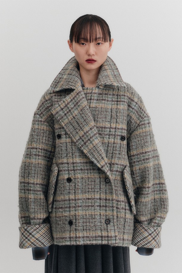 세련된 무드의 오버사이즈 숏 코트입니다. 울 소재로 제작되어 가을과 겨울, 두 계절 동안 따뜻하게 착용할 수 있습니다. 클래식한 체크 패턴과 더블 버튼, 래글런 슬리브, 라운디드 실루엣, 사이드 플랩 포켓, 체크 패턴 안감 디테일이 돋보입니다. 오피스룩, 모임룩, 데이트룩 등 다양한 TPO에 미니멀하면서도 시크한 스타일을 연출해보세요. 숏 기장과 오버핏으로 트렌디함을 더했습니다.
