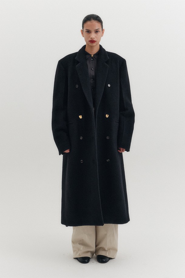 세련된 무드의 테일러드 벨티드 롱 코트 - 블랙입니다. 알파카와 울 혼방 소재로 제작되어 부드러운 촉감과 뛰어난 보온성을 자랑하며, 가을/겨울 시즌에 착용하기 좋습니다. 오버핏 실루엣에 숄더 패드와 벨트 디테일로 클래식하면서도 모던한 스타일을 연출합니다. 더블 버튼 여밈과 골드 로즈 버튼 장식이 고급스러움을 더하며, 오피스룩, 모임룩, 데이트룩 등 다양한 TPO에 활용 가능합니다. 시크하고 미니멀한 스타일을 선호하는 여성분들께 추천합니다.
