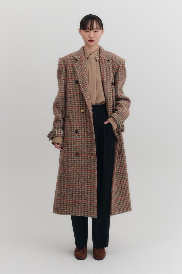 **테일러드 벨티드 롱 코트 - 멀티**

세련된 무드의 테일러드 벨티드 롱 코트입니다. 멀티 컬러 체크 패턴과 오버핏 실루엣으로, 모던하면서도 클래식한 분위기를 연출합니다. 울 소재로 제작되어 겨울철에도 따뜻하게 착용 가능하며, 두꺼운 두께감과 조직감 있는 촉감이 특징입니다. 더블 버튼 여밈과 벨트 디테일이 허리 라인을 강조하며, 숄더 패드와 골드 로즈 버튼, 안감 처리가 고급스러움을 더합니다. 오피스룩, 출근룩, 모임룩 등 다양한 TPO에 활용 가능하며, 미니멀, 시크, 클래식 스타일을 즐겨 입는 여성분들께 추천합니다.
