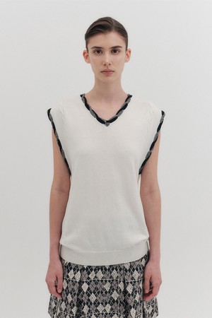 트위스트 엣지 니트 베스트 - 아이보리