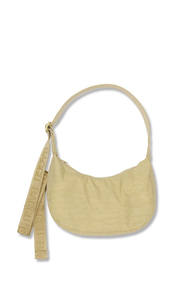 여성을 위한 [바쿠백] BAGGU 나일론 크레센트백 스몰 Butter는 부드러운 버터 컬러의 무지 패턴이 돋보이는 나일론 소재 크레센트백입니다. 반원 모양의 스몰 사이즈 가방으로, 크로스백, 숄더백, 토트백으로 활용 가능하며 조절 가능한 스트랩과 지퍼형 잠금방식이 특징입니다. 내부 키링 스트랩 및 작은 포켓이 있어 편리하며, 키링을 걸 수 있는 기능도 갖추었습니다.
