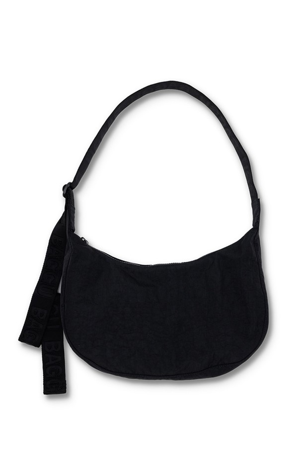 [바쿠백] BAGGU 나일론 크레센트백 미디움 Black은 부드러운 나일론 소재로 제작되어 가볍고 편안한 착용감을 선사합니다. 크로스 바디, 숄더백, 토트백 등 다양한 스타일로 연출 가능하며, 최대 118cm까지 조절 가능한 스트랩으로 활용성을 높였습니다. 내부 키스트랩과 작은 포켓, 지퍼 잠금 방식의 반원 모양 디자인으로 실용성과 심미성을 모두 갖춘 여성 가방입니다.
