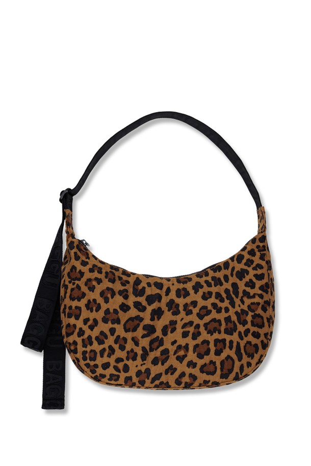 [바쿠백] BAGGU(바구) 나일론 크레센트백 미디엄 Leopard(레오파드)는 여성용 가방으로, 브라운과 블랙 컬러의 레오파드 무늬가 돋보이는 제품입니다. 미디엄 사이즈의 반원 형태 크레센트백으로, 나일론 소재를 사용하여 가볍고 편안하게 착용할 수 있습니다. 내부에는 키링과 내부 포켓이 있어 소지품을 안전하게 보관할 수 있으며, 크로스백, 숄더백, 토트백으로 활용 가능합니다. 최대 118cm까지 조절 가능한 스트랩과 지퍼형 잠금 방식으로 실용성을 더했습니다. 14세 이상 사용 가능하며, 데이트룩, 쇼핑룩, 카페룩 등 다양한 TPO에 캐주얼, 클래식, 미니멀 스타일로 연출하기 좋습니다.
