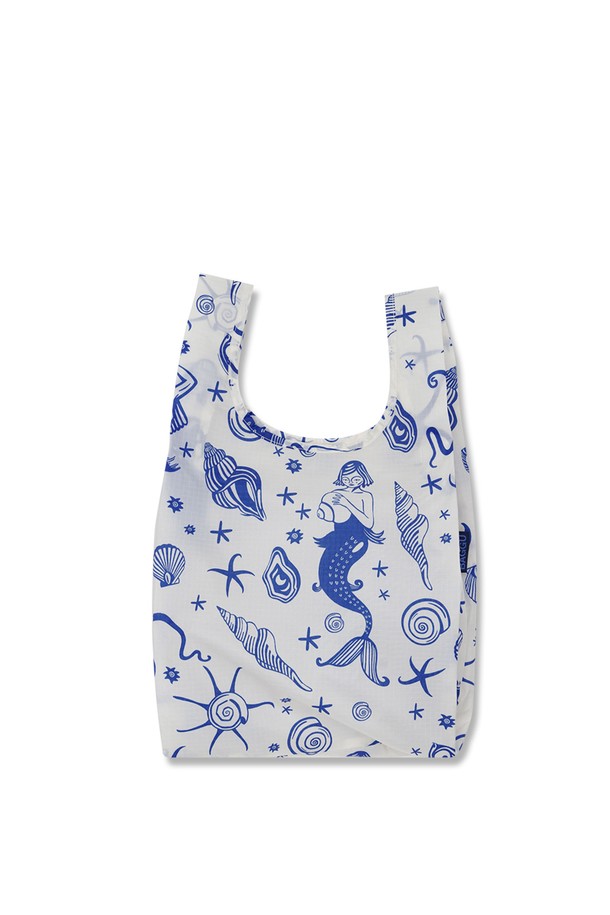 [바쿠백] 소형 베이비 에코백 장바구니 Mermaid는 가볍고 접이식으로 휴대성이 뛰어난 여성용 에코백입니다. 립스탑 나일론 소재로 제작되어 튼튼하며, 화이트와 블루 두 가지 색상으로 제공됩니다. 귀여운 프린트 무늬와 사각 모양으로 디자인되어 일상, 여행, 쇼핑 등 다양한 용도로 활용 가능하며, 파우치에 넣어 보관할 수 있습니다.
