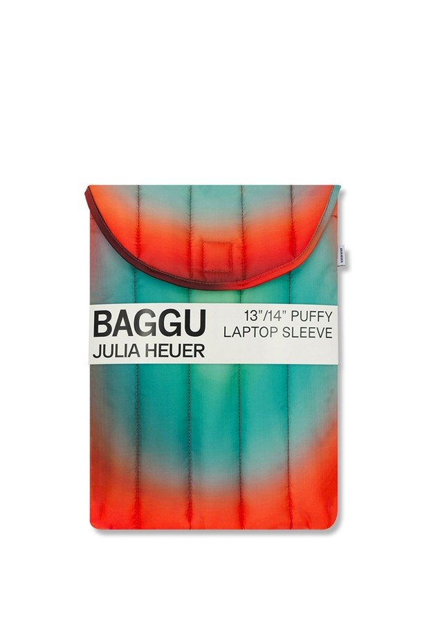 [바쿠백] 노트북 파우치 13인치 Julia Heuer Rain은 레드, 민트 컬러의 그라데이션 패턴이 돋보이는 13인치 노트북 전용 파우치입니다. 나일론 소재로 제작되었으며, 내부/외부 패딩 처리와 충격 보호, 스크래치 방지 기능으로 소중한 노트북을 안전하게 보호합니다. 벨크로형 잠금 방식으로 간편하게 여닫을 수 있으며, 슬림한 사각 디자인으로 휴대하기 좋습니다.
